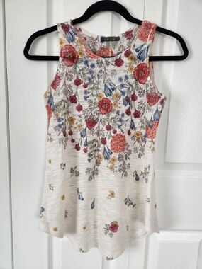 Suzy Shier Floral Print Sleeveless Tank Top - Cream with Red & Blue Flowers
